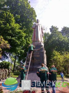 В Киеве вандалы облили краской памятник генералу Ватутину В Киеве вандалы облили краской памятник генералу Ватутину