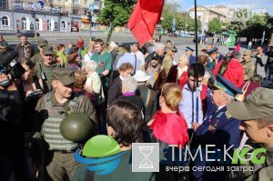 В Запорожье на «Бессмертный полк» принесли портреты героев «Игры престолов» В Запорожье на «Бессмертный полк» принесли портреты героев «Игры престолов»