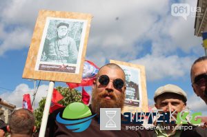 В Запорожье на «Бессмертный полк» принесли портреты героев «Игры престолов» В Запорожье на «Бессмертный полк» принесли портреты героев «Игры престолов»
