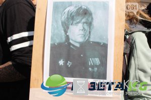 В Запорожье на «Бессмертный полк» принесли портреты героев «Игры престолов» В Запорожье на «Бессмертный полк» принесли портреты героев «Игры престолов»