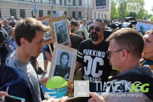 В Запорожье на «Бессмертный полк» принесли портреты героев «Игры престолов» В Запорожье на «Бессмертный полк» принесли портреты героев «Игры престолов»