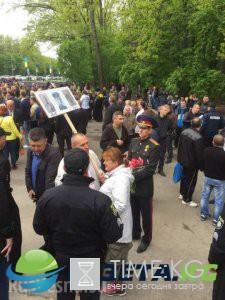 ВАЖНО: В Харькове и Запорожье начались столкновения между неонацистами и участниками «Бессмертного полка» ФОТО, ВАЖНО: В Харькове и Запорожье начались столкновения между неонацистами и участниками «Бессмертного полка» ФОТО,