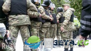 «Жри, бандера!» — киевские полицейские накормили нациста собственной кепкой