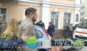 «Жри, бандера!» — киевские полицейские накормили нациста собственной кепкой