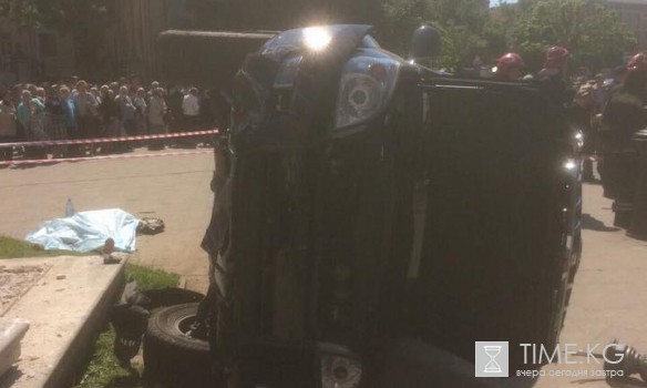 Автомобиль въехал в толпу людей в центре Львова Автомобиль въехал в толпу людей в центре Львова