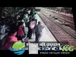 Чудесное спасение: в Индии девушка выжила, попав под поезд. Видео.