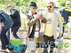 Как звёзды "Первого канала" сажали деревья. Репортаж Sobesednik.ru