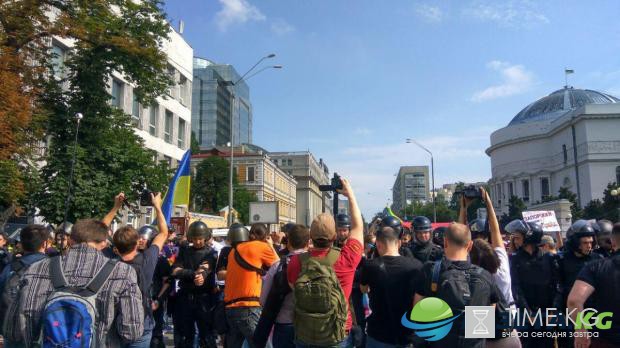 Марш равенства в Киеве: в центре начались стычки полиции и противников Марш равенства в Киеве: в центре начались стычки полиции и противников