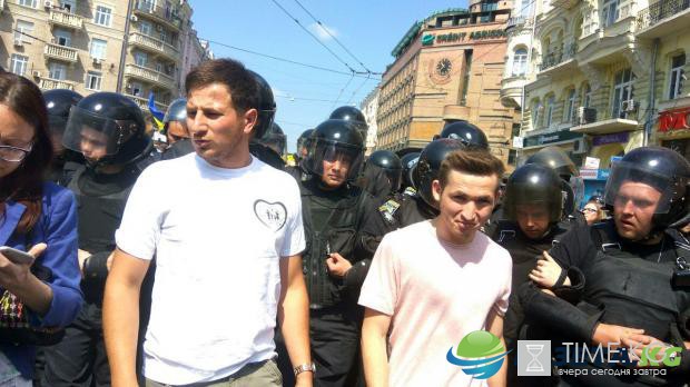 Марш равенства в Киеве: в центре начались стычки полиции и противников Марш равенства в Киеве: в центре начались стычки полиции и противников