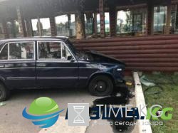 На Киевщине машина влетела в заведение Поплавского
