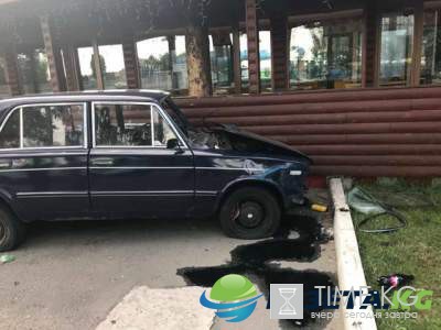 На Киевщине машина влетела в заведение Поплавского На Киевщине машина влетела в заведение Поплавского