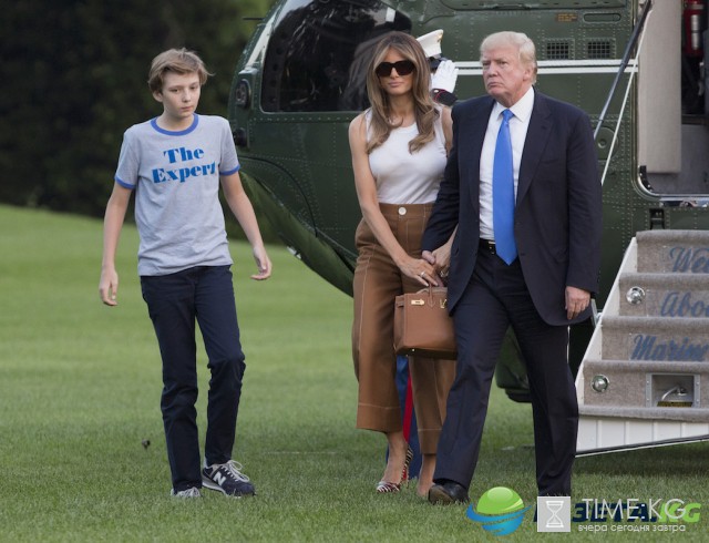 Начало новой жизни: Мелания Трамп с сыном Бэрроном переехала в Белый дом Начало новой жизни: Мелания Трамп с сыном Бэрроном переехала в Белый дом