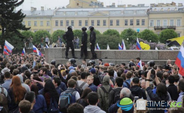 Обвиняемый в нападении на омоновца в Петербурге подросток убегал от другого омоновца и случайно упал