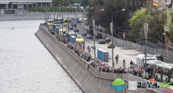 Очередь в храм Христа Спасителя к мощам Николая Чудотворца, онлайн: 13 июня 2017