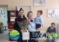 Полицейские в роддоме поздравили мам в День защиты детей