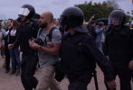 Полиция продолжает задерживать митингующих на Марсовом поле