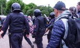 Полиция продолжает задерживать митингующих на Марсовом поле
