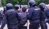 Полиция продолжает задерживать митингующих на Марсовом поле