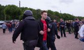 Полиция продолжает задерживать митингующих на Марсовом поле