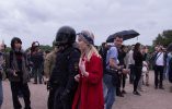 Полиция продолжает задерживать митингующих на Марсовом поле