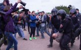Полиция продолжает задерживать митингующих на Марсовом поле
