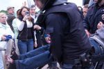Полиция продолжает задерживать митингующих на Марсовом поле
