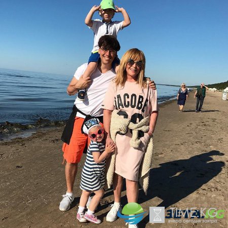 Семейный портрет: Максим Галкин опубликовал фото с Аллой Пугачевой и детьми в Юрмале Семейный портрет: Максим Галкин опубликовал фото с Аллой Пугачевой и детьми в Юрмале