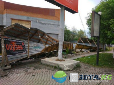 Стихия разгулялась не на шутку: В Челябинске на пенсионерку упал строительный забор Стихия разгулялась не на шутку: В Челябинске на пенсионерку упал строительный забор