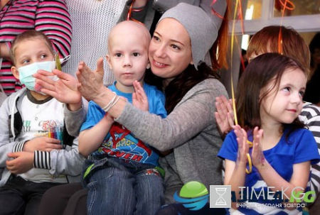 10 звезд, которые тратят свои гонорары на благотворительность, а не на бриллианты