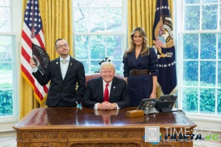 Американский учитель прославился снимком с Трампом и веером