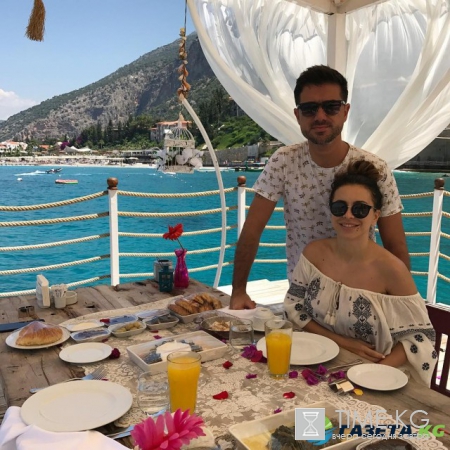 Ани Лорак в стильной вышиванке на отдыхе в Турции восхитила Instagram (ФОТО)