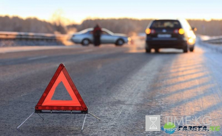 Автомобиль такси в Приморье протаранил забор частного дома