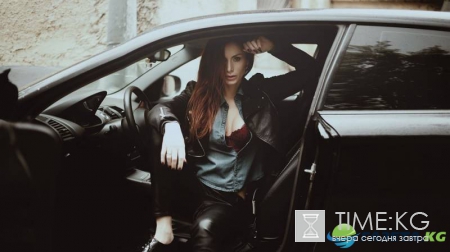 Девушка спустилась на Nissan по лестнице у торгового центра в Воронеже