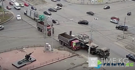 ДТП с участием танка и грузовика попало на видео