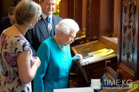 Елизавета II: 91-летняя модница выбрала пестрый наряд