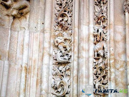 Какие существуют версии появления фигурки астронавта на средневековом соборе