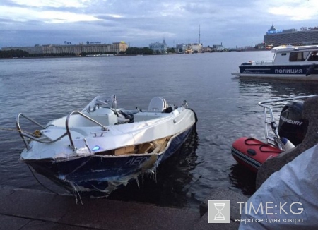 Катер врезался в теплоход у Литейного моста в Петербурге