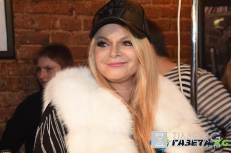 Лариса Долина вышла на сцену в золотой косухе и прозрачной юбке