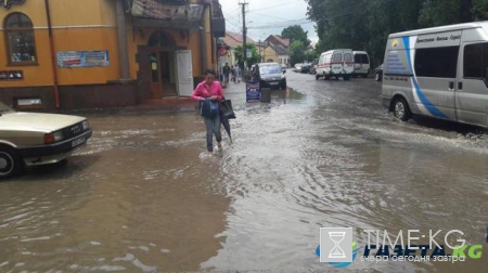 Ливень в Черновцах затопил вокзал и центр города