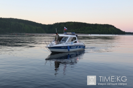 МЧС продолжает поиск подростков из перевернувшейся лодки на Ладожском озере