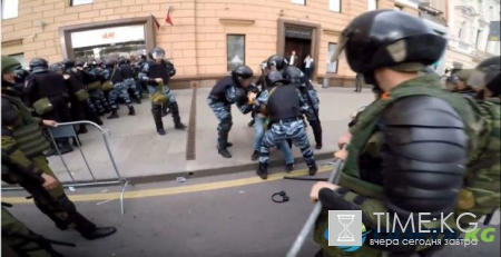 ОМОН жестоко избивает и задерживает участников акции против коррупции на Тверской — ВИДЕО