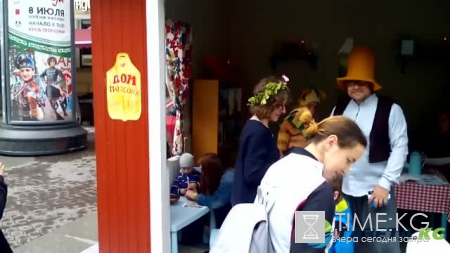 Петербуржцам показали «домик Петсона» и накормили булочками с корицей