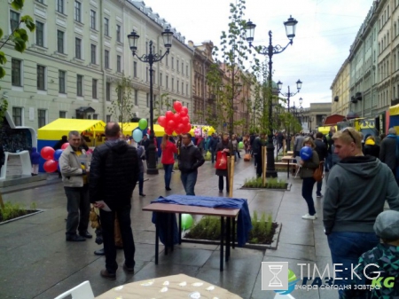 Петербуржцам показали «домик Петсона» и накормили булочками с корицей