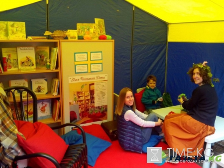 Петербуржцам показали «домик Петсона» и накормили булочками с корицей