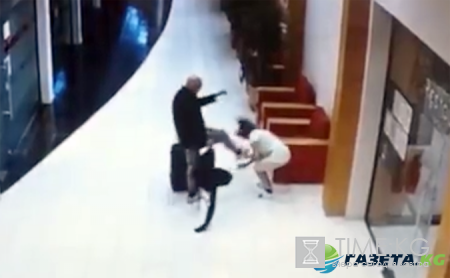 Пинающего горничную туриста сняли на видео