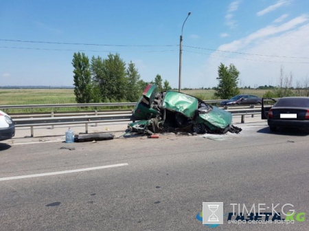 Под Ростовом «десятка» врезалась в грузовик дорожников и перевернулась