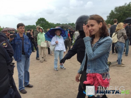 Полиция продолжает задерживать митингующих на Марсовом поле
