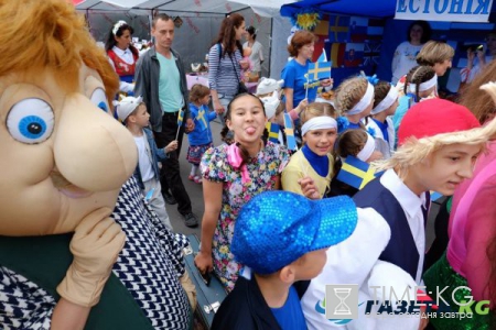"Праздник со слезами на глазах" - как жители Донбасса празднуют День Европы в Покровске вместе с призерами украинского "Евровидения" - кадры