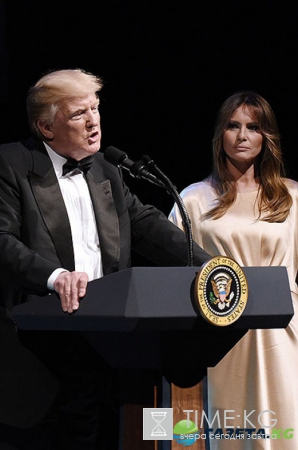 Роскошная Мелания Трамп восхитила нежным образом в нюдовом платье (ФОТО)