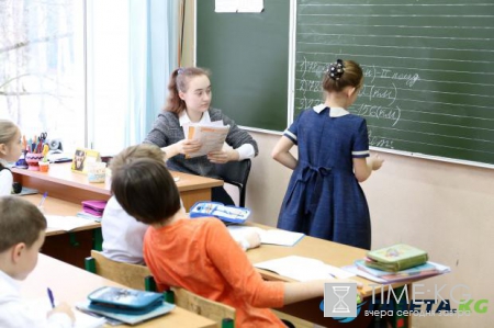 Учителям в Украине повысят зарплату: когда и на сколько